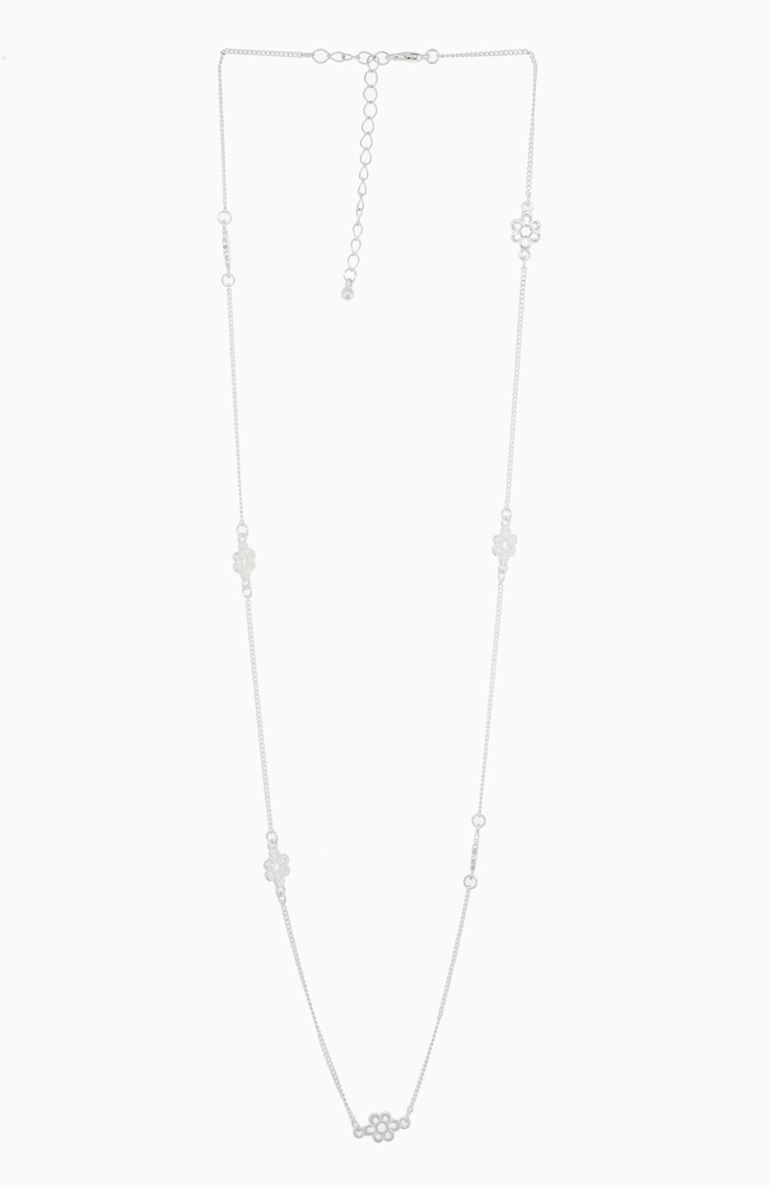 Delicate Flower Chain Necklace in Silver | DAILYLOOK
