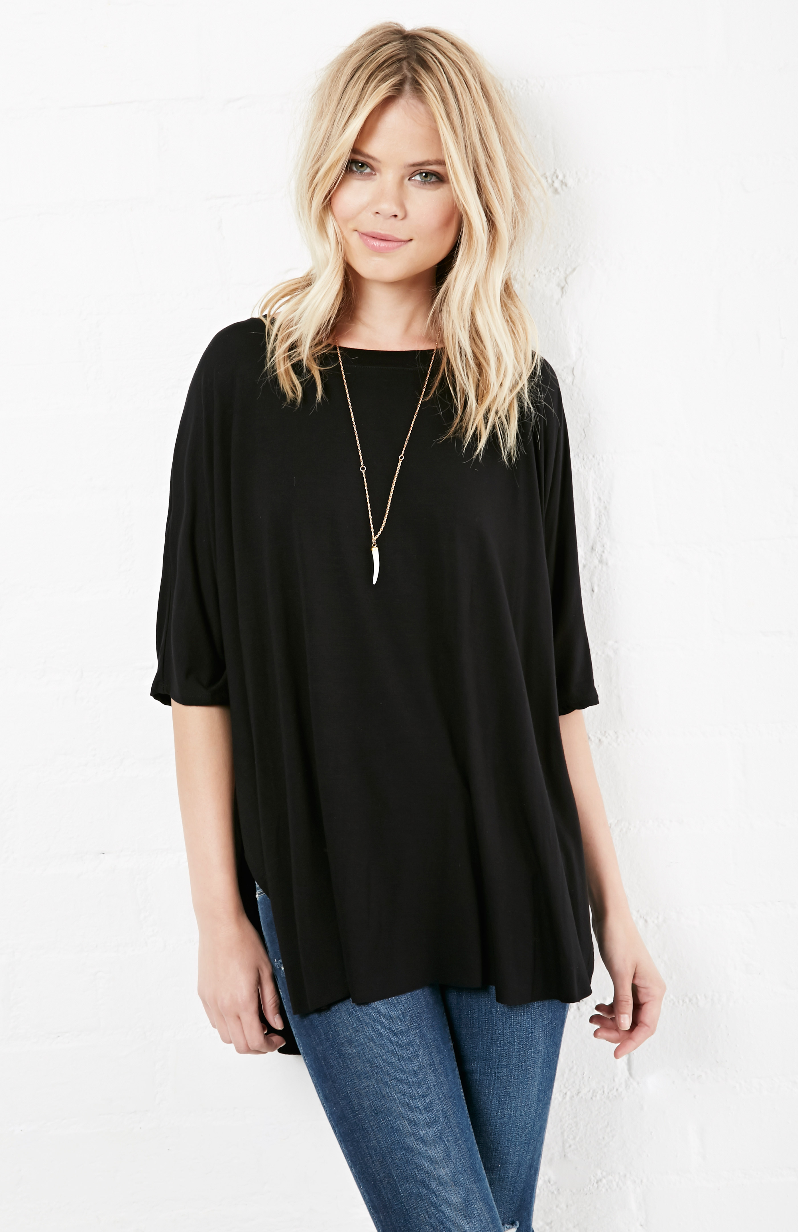 Mable Split Side Tee in Black | DAILYLOOK