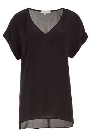 Lavender Brown x DAILYLOOK Silk V-Neck Top in Black | DAILYLOOK