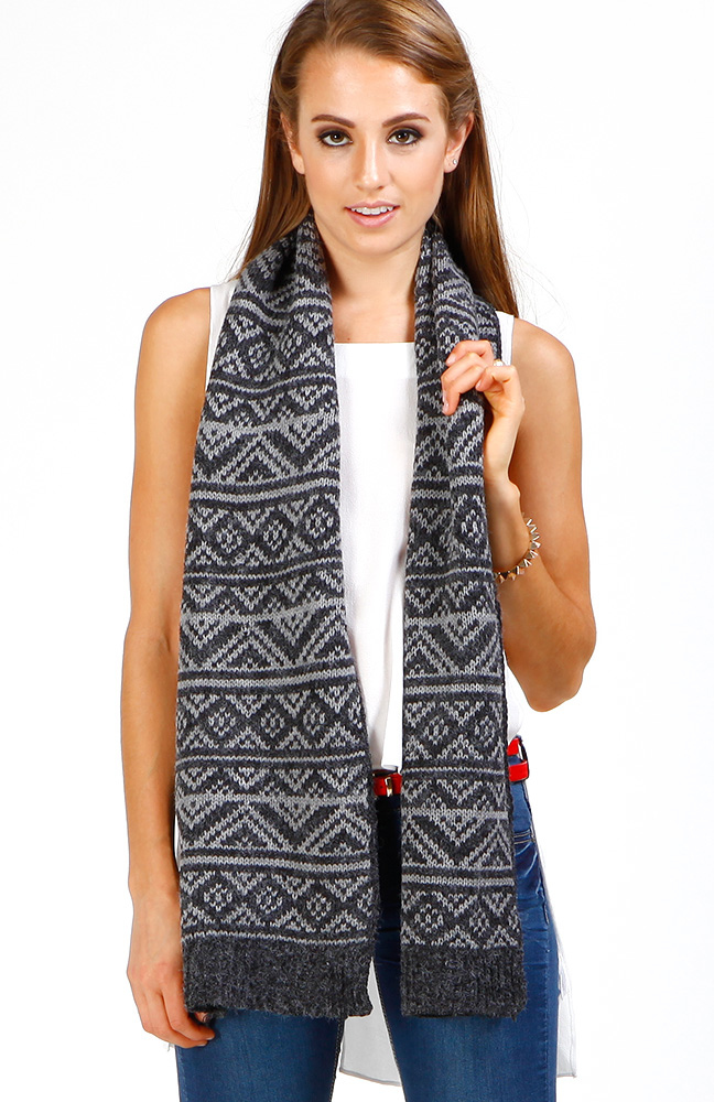 Tribal Print Cozy Scarf in Grey | DAILYLOOK