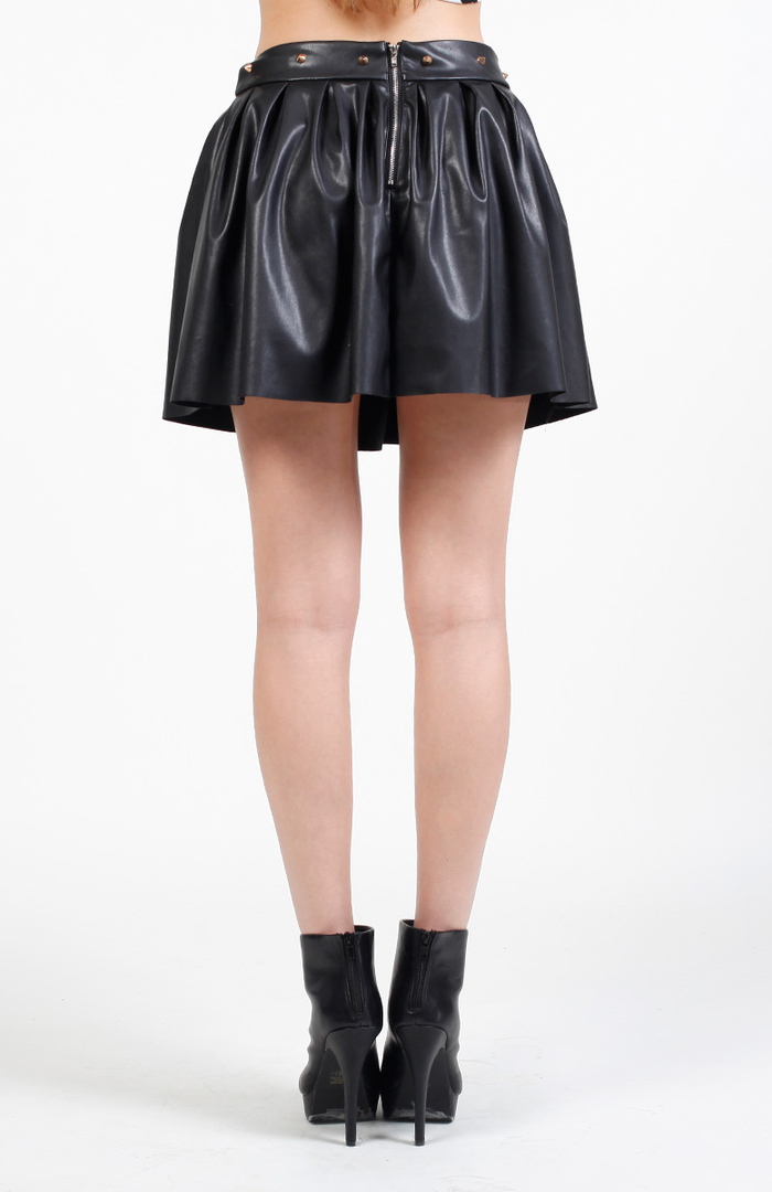 Spike Waist Pleated Skirt in Black | DAILYLOOK