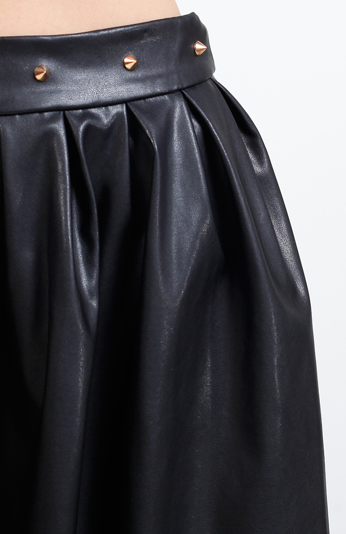 Spike Waist Pleated Skirt in Black | DAILYLOOK