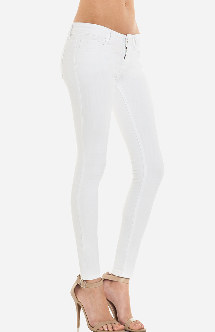 Classic Skinny Jeans in White | DAILYLOOK