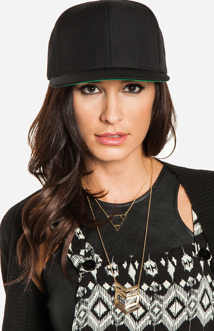 Classic Snapback Hat in Black | DAILYLOOK