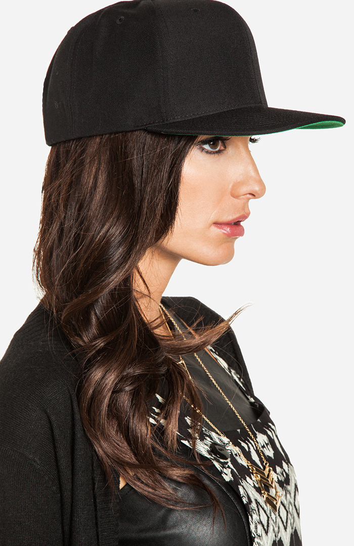 Classic Snapback Hat in Black | DAILYLOOK