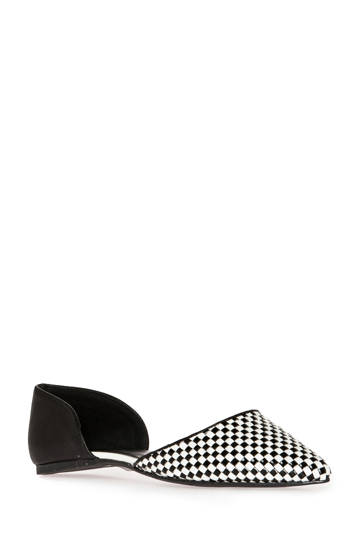 Pointed Toe Flats in Black/White | DAILYLOOK