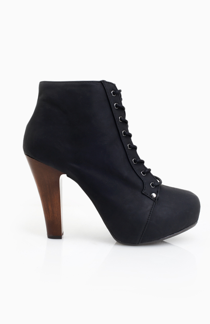 Lace-Up Heels in Black | DAILYLOOK